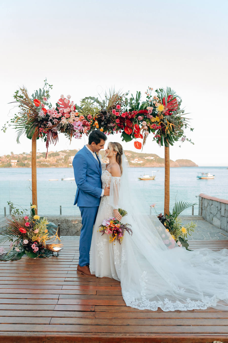 noivo em frente a altar no estilo tropical