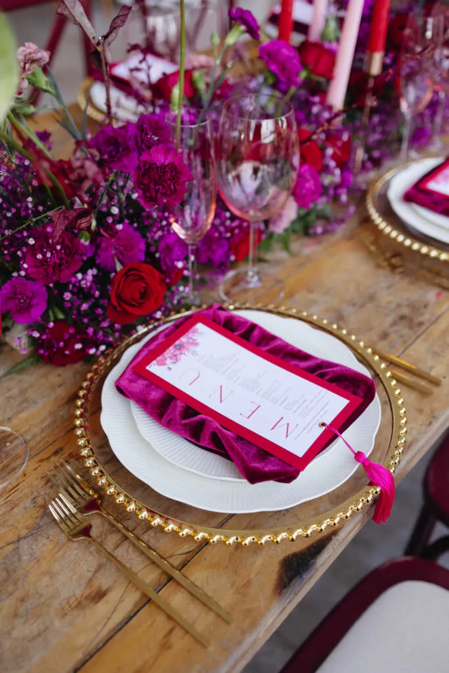 mesa posta com guardanapo rosa fúcsia