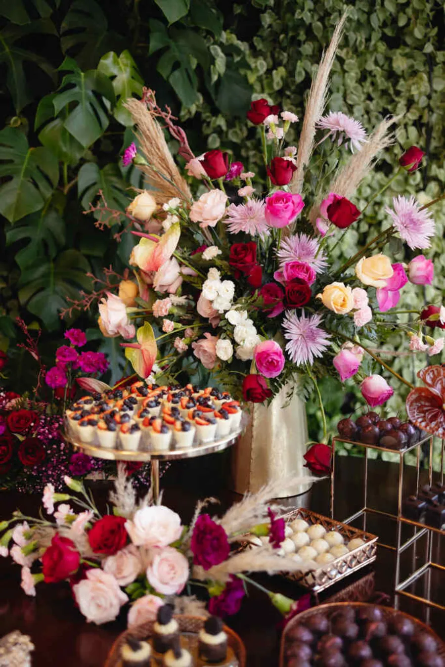 mesa do bolo com flores rosas