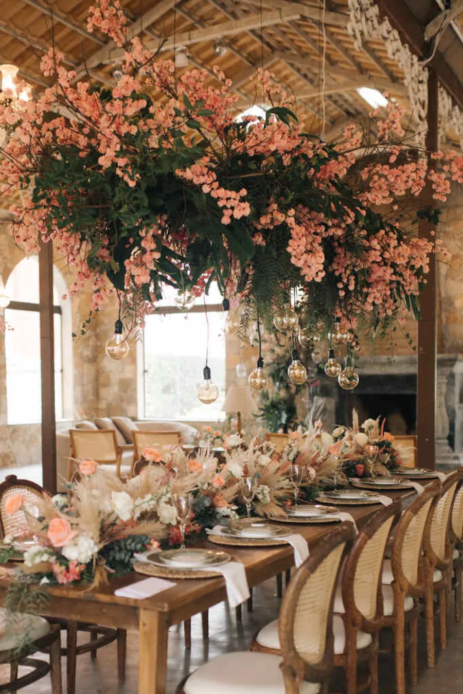 mesa posta com flores rosas