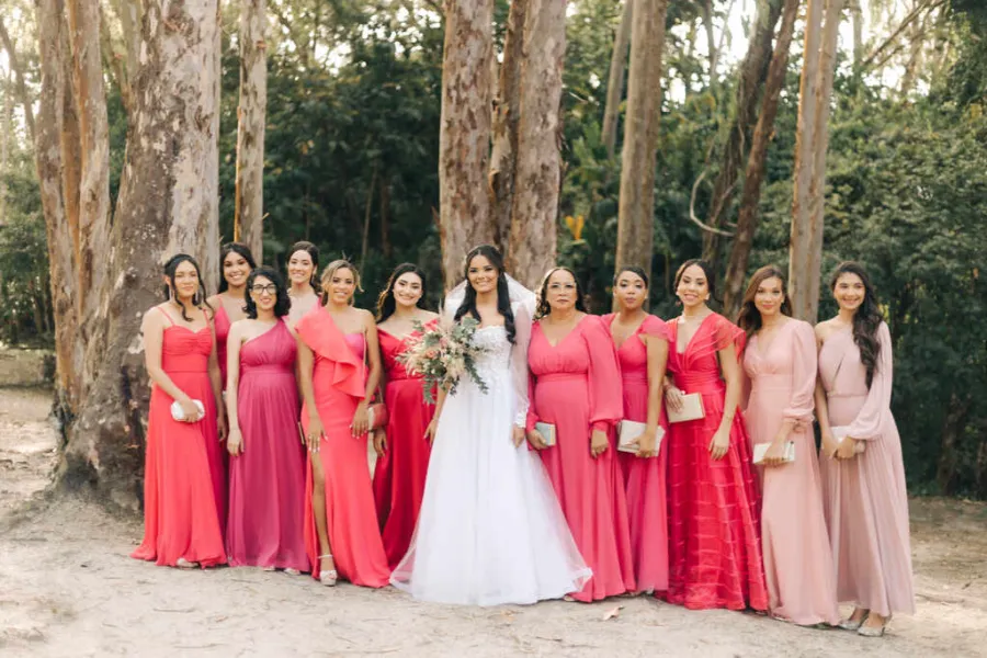 noiva ao lado de madrinhas de rosa