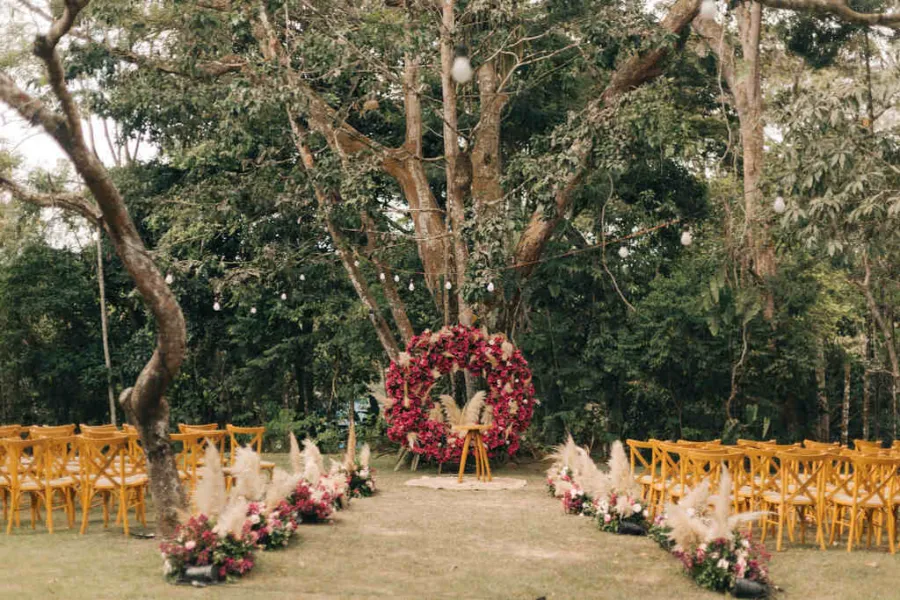 Altar com flores rosa e capim dos pampas em casamento rosa