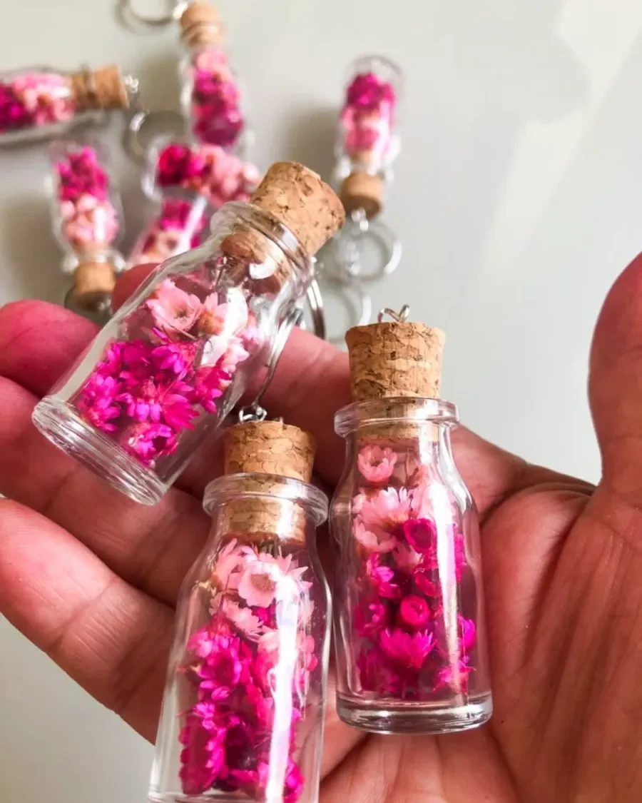 chaveiro com flores rosa para casamento rosa