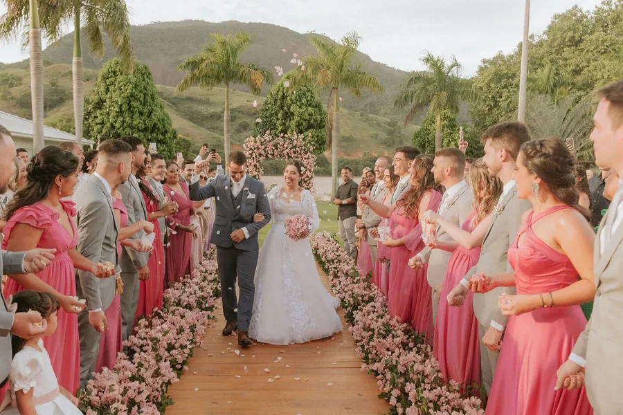 saída da noiva em casamento rosa