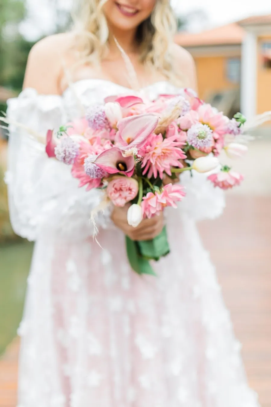 noiva com buque rosa