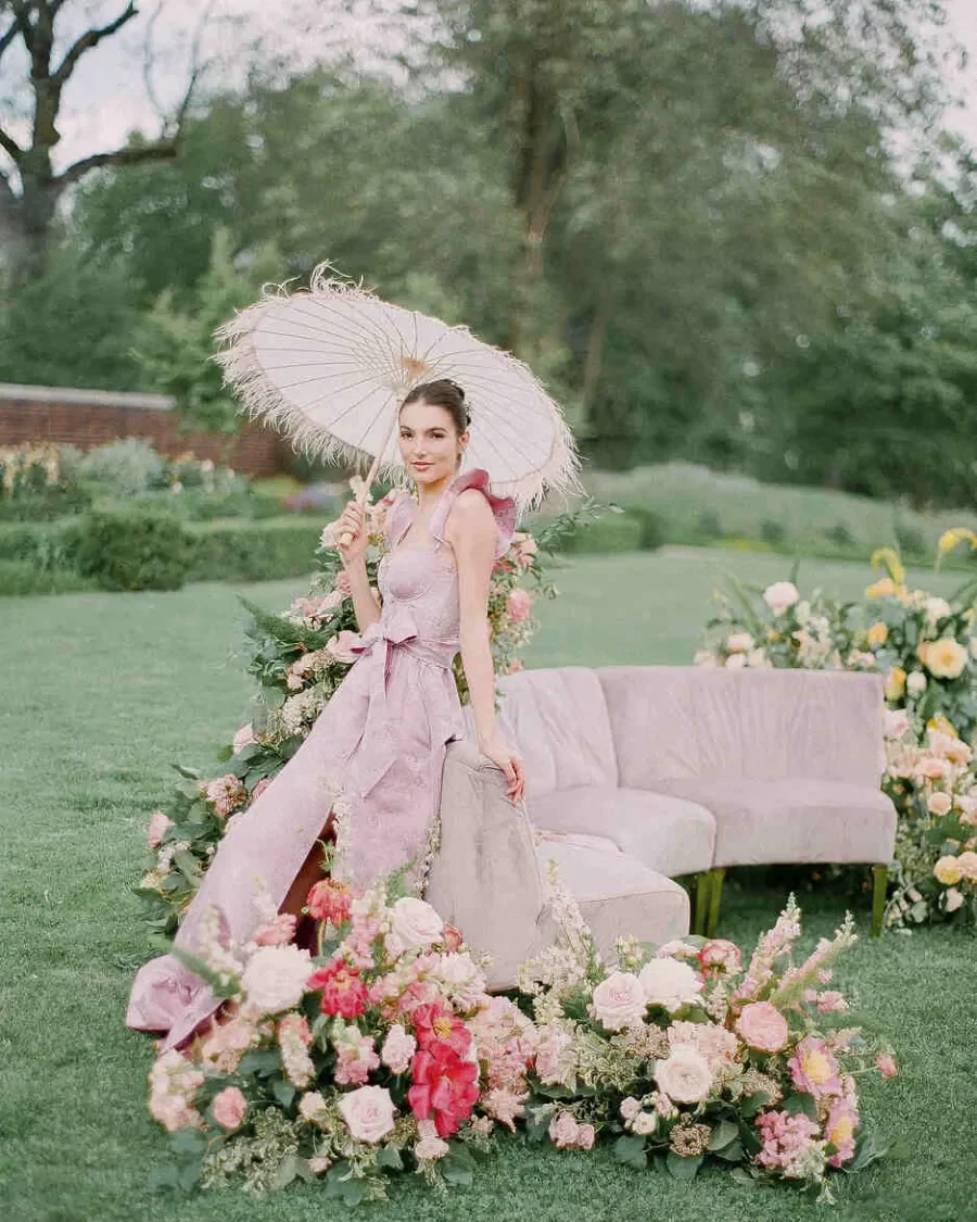 mulher com vestido de noiva rosa