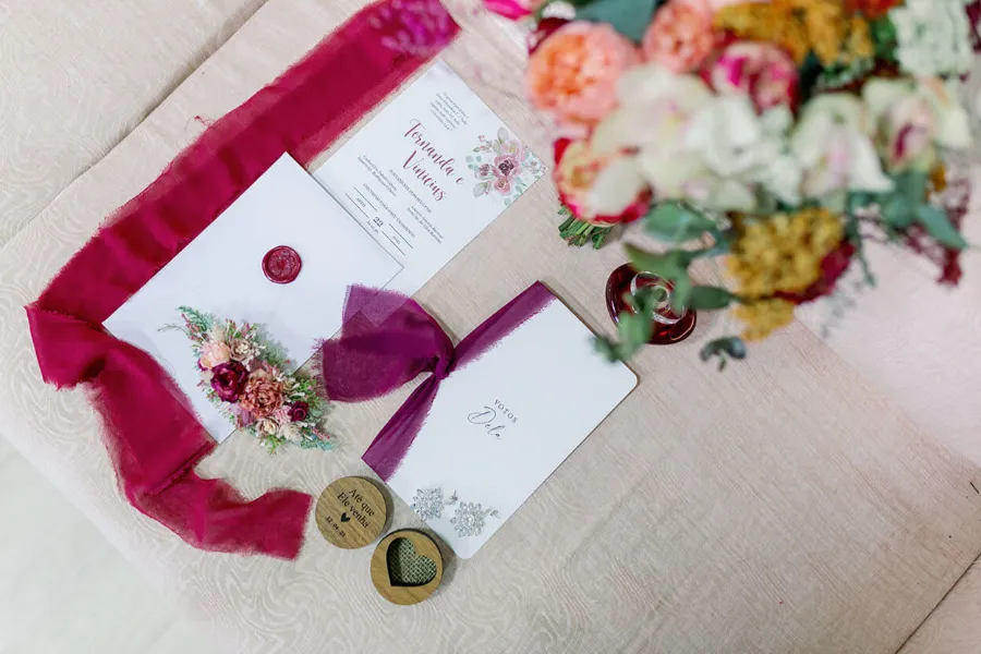 convite e papelaria de casamento com detalhes em rosa