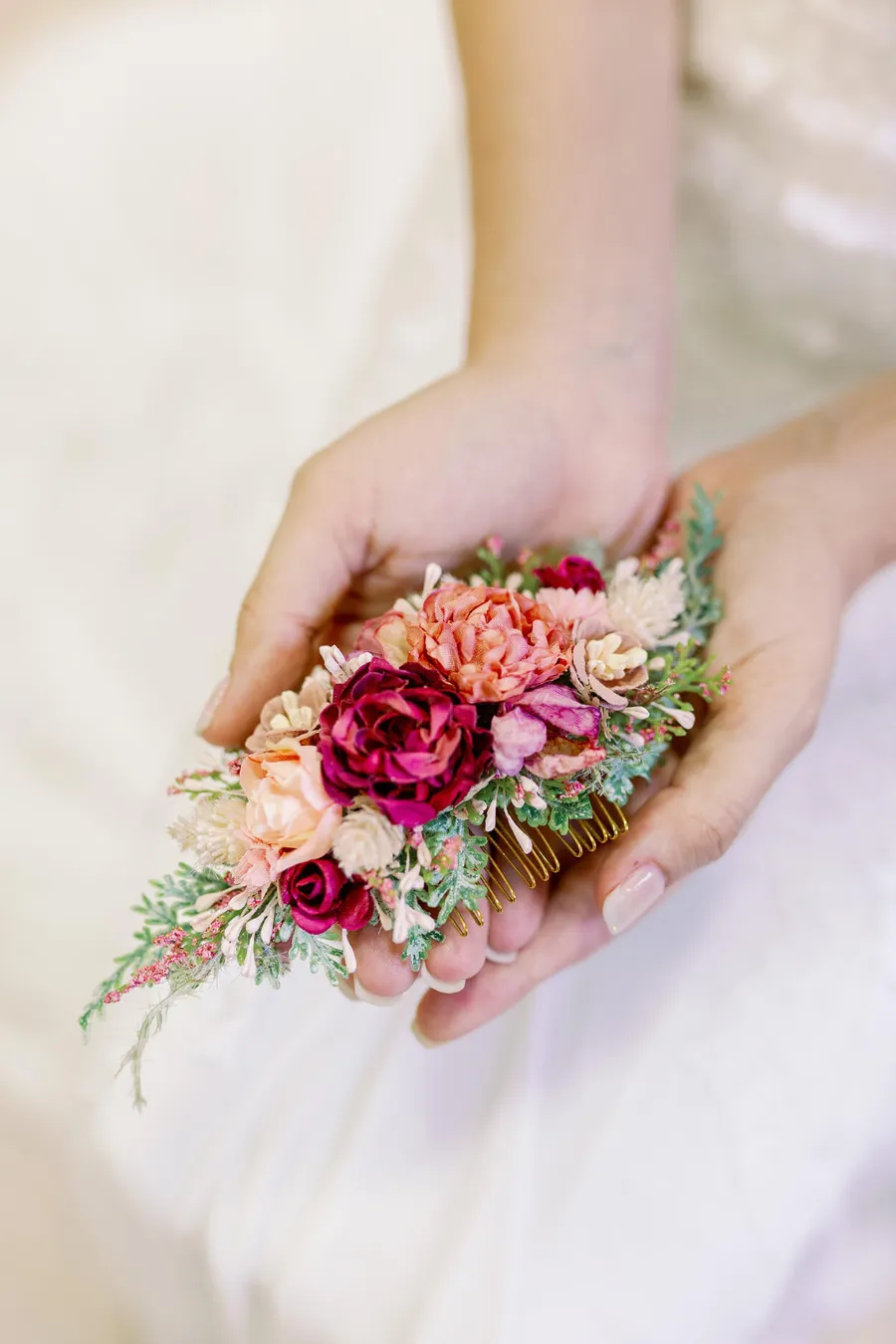 mulher segurando acessóriod e cabelo floral