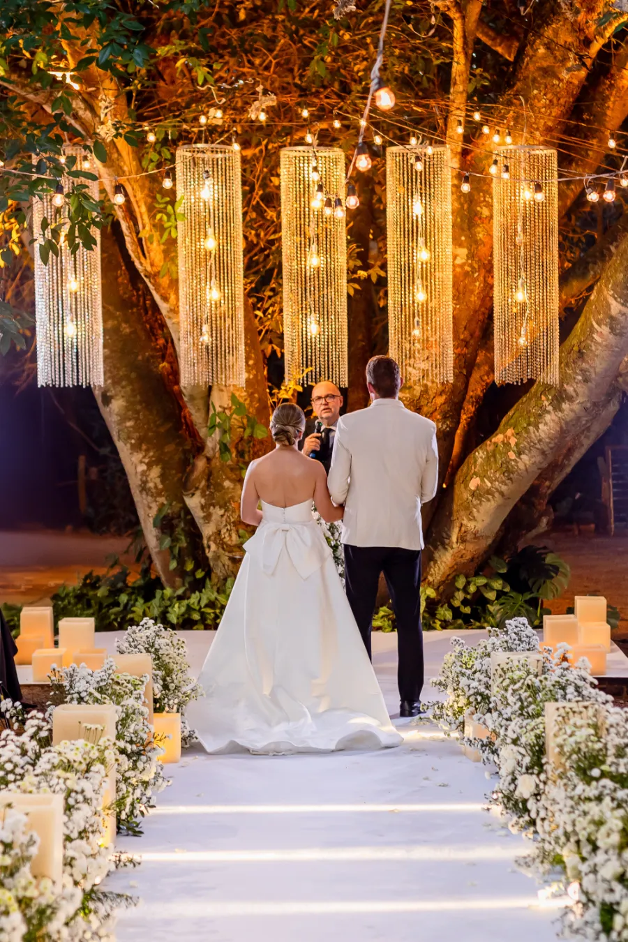 noivos em casamento com decoração simples e elegante