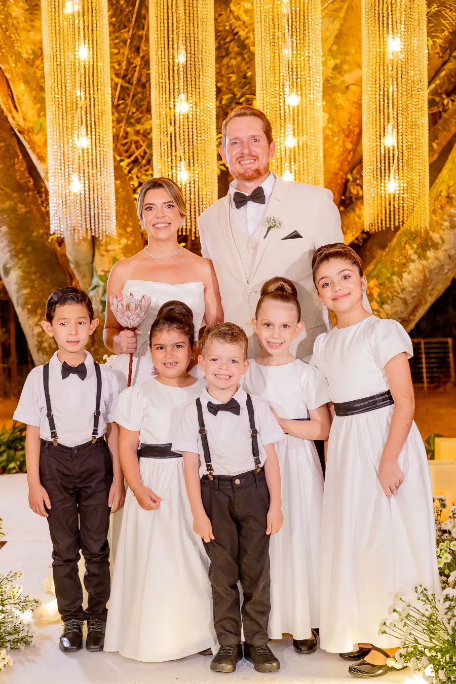 noivos com pajens e daminhas