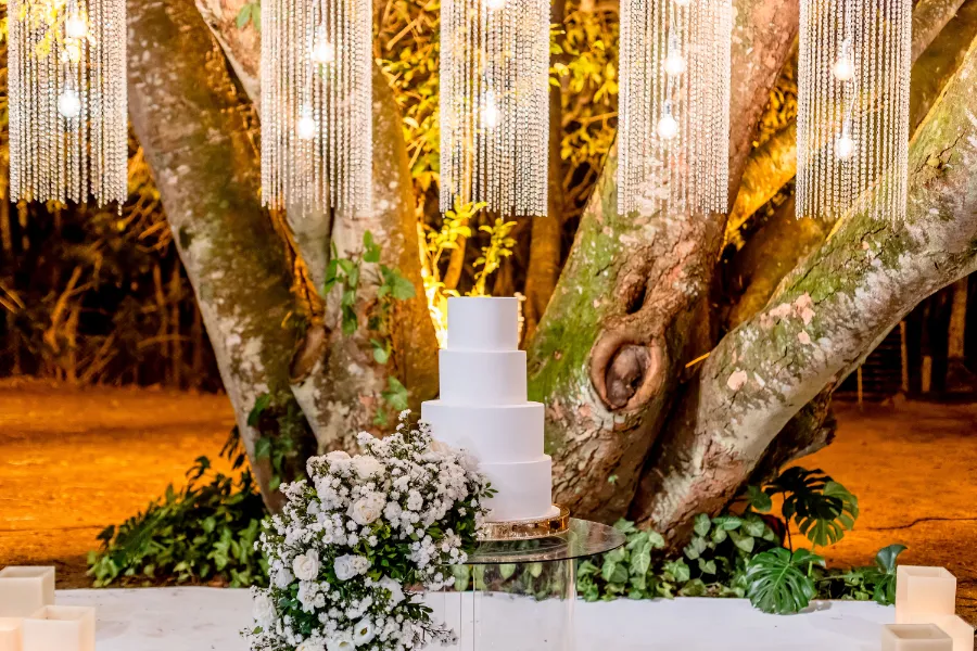 casamento com decoração simples e elegante para a mesa do bolo