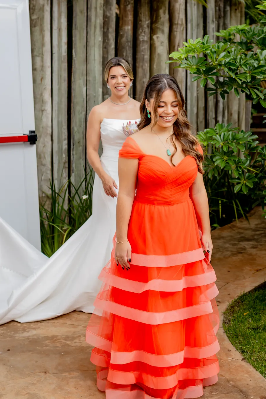 first look da noiva coma filah de vestido laranja