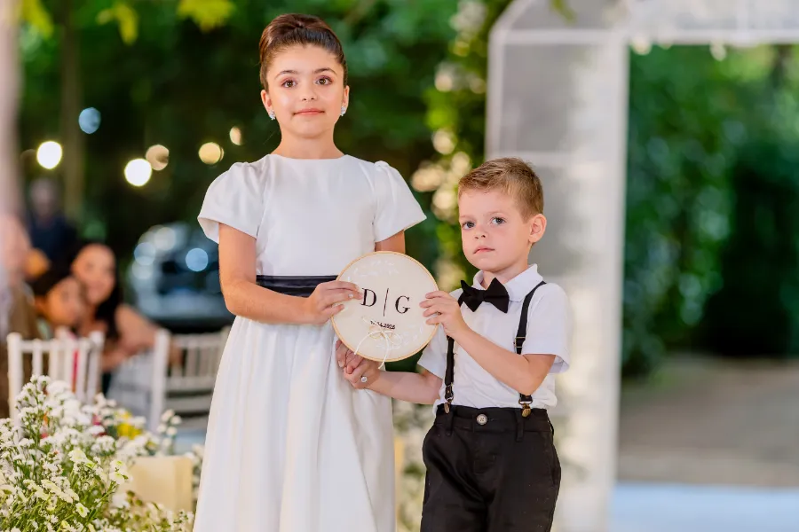 entrada da daminha e pajem no altar com porta aliança bordado