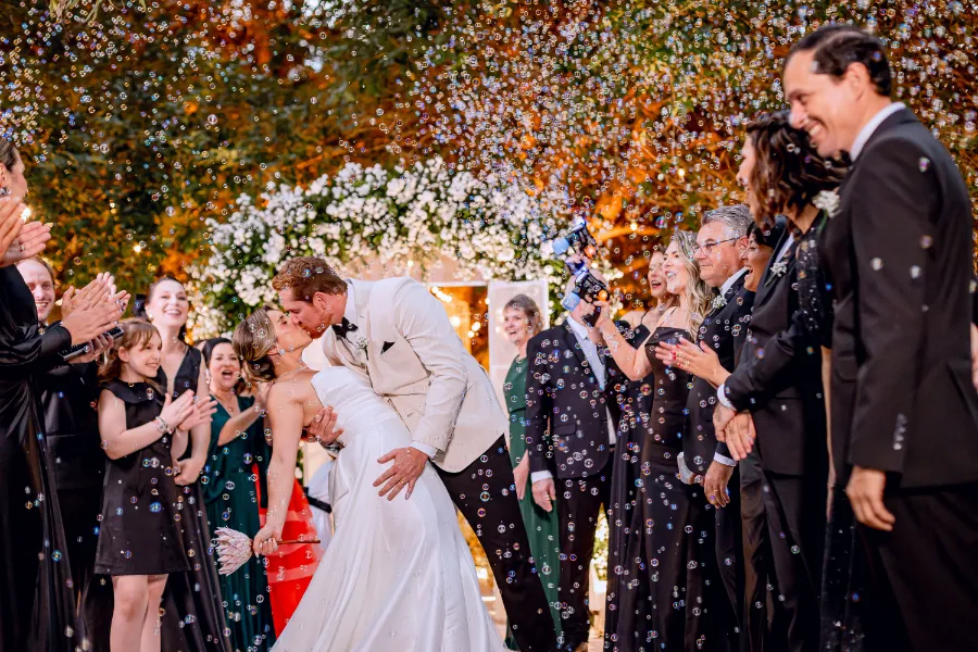 saída dos noivos sob bolhas de sabão