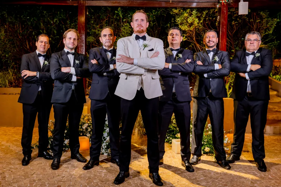 noivo ao lado dos padrinhos