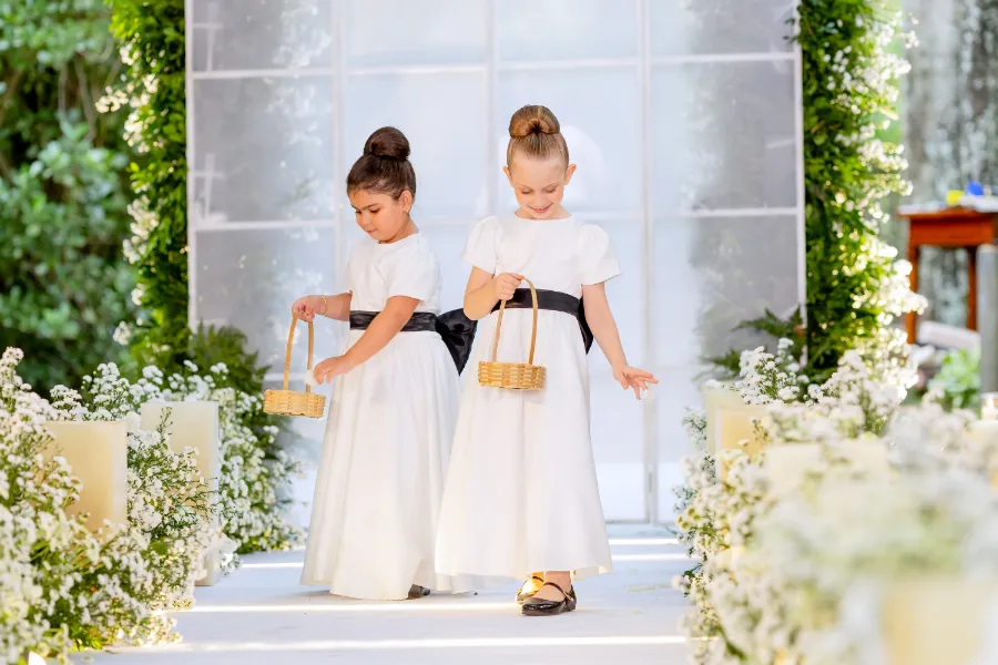 entrada das daminhas no casamento simples e elegante