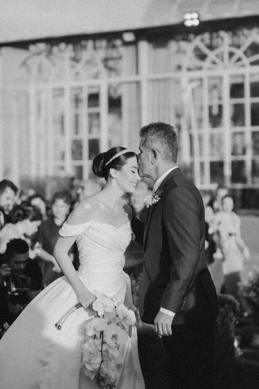 pai da noiva beijando a testa da filha