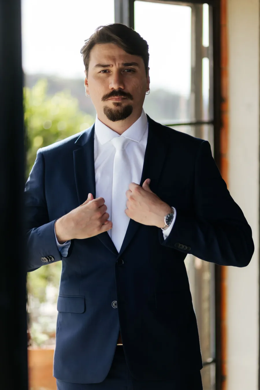 noivo com terno azul e gravata branca