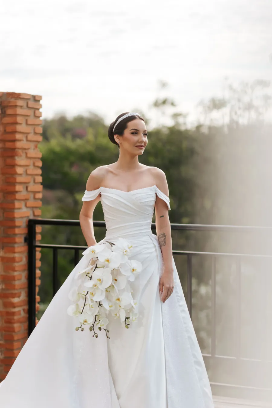 noiva elegante com buque de orquideas brancas