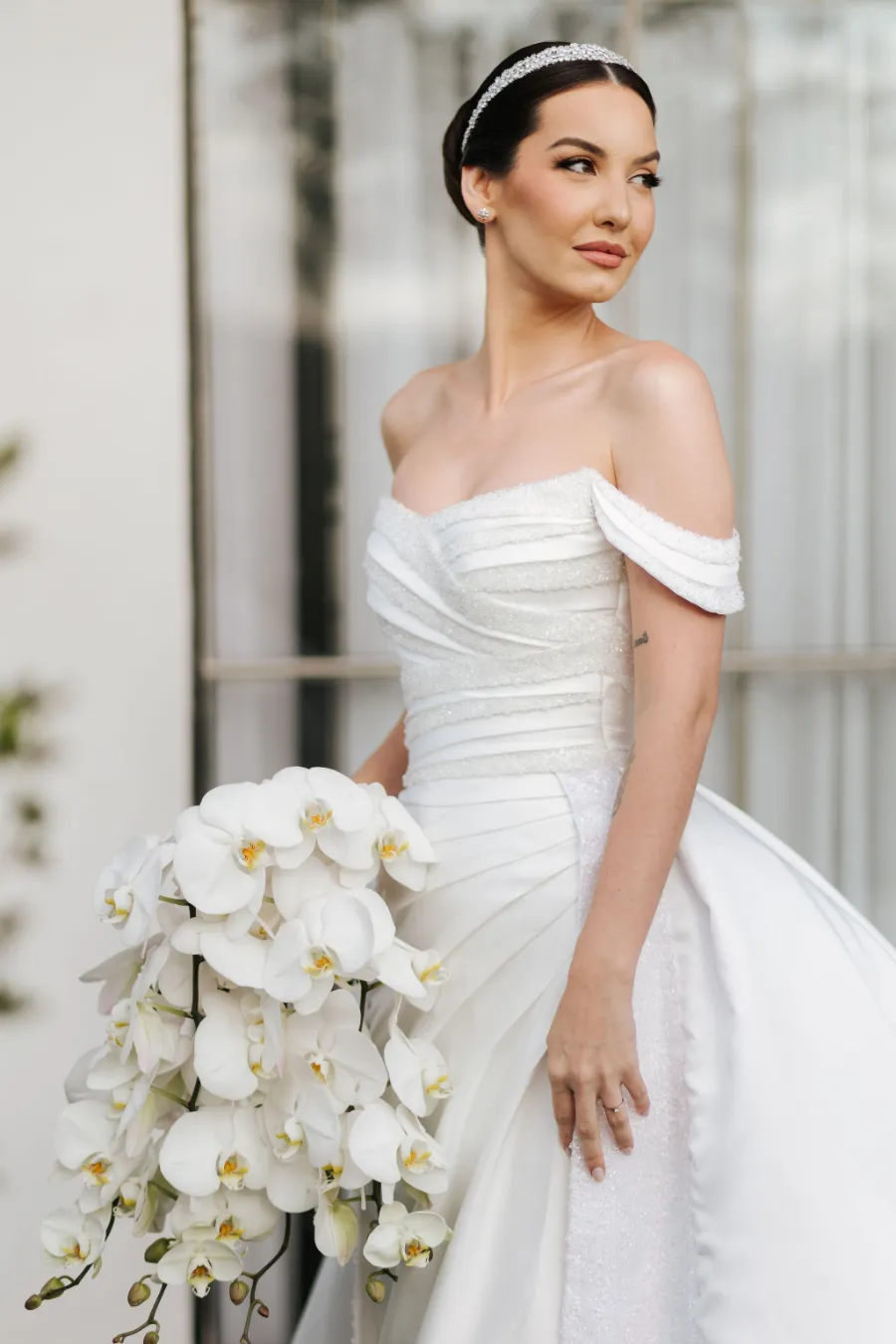 noiva elegante com buque de orquideas brancas