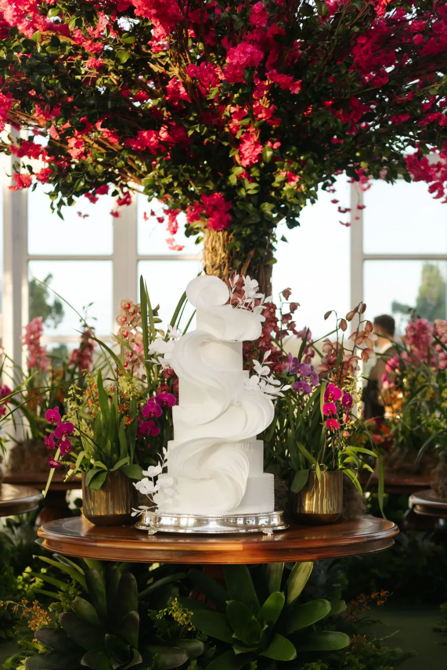mesa do bolo colorida com bolo clássico em casamento sofisticado
