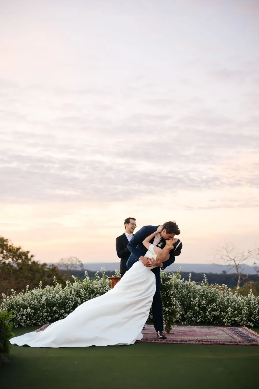 noivos se beijando em casamento sofisticado