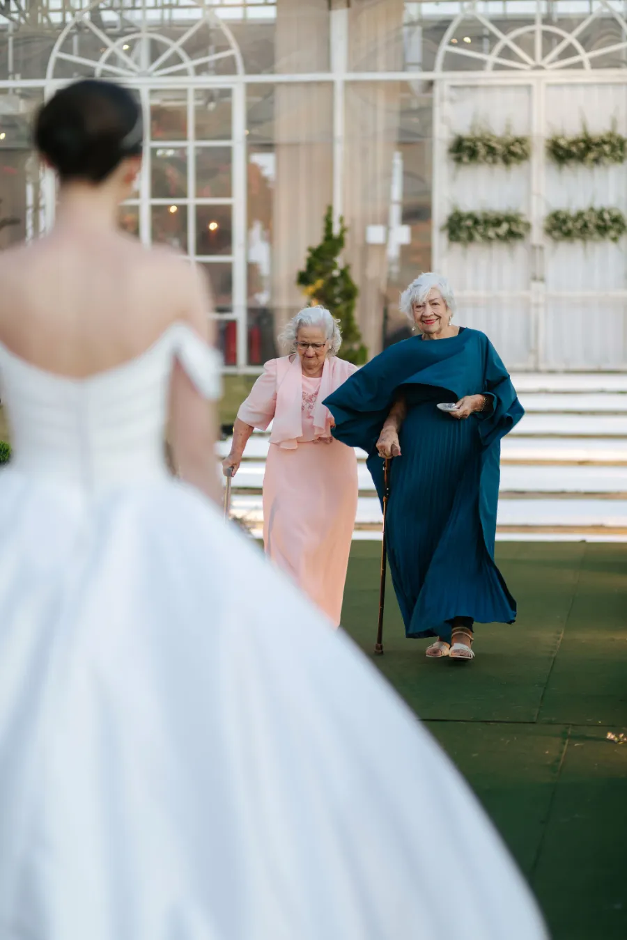 noiva aguardando as avós no casamento