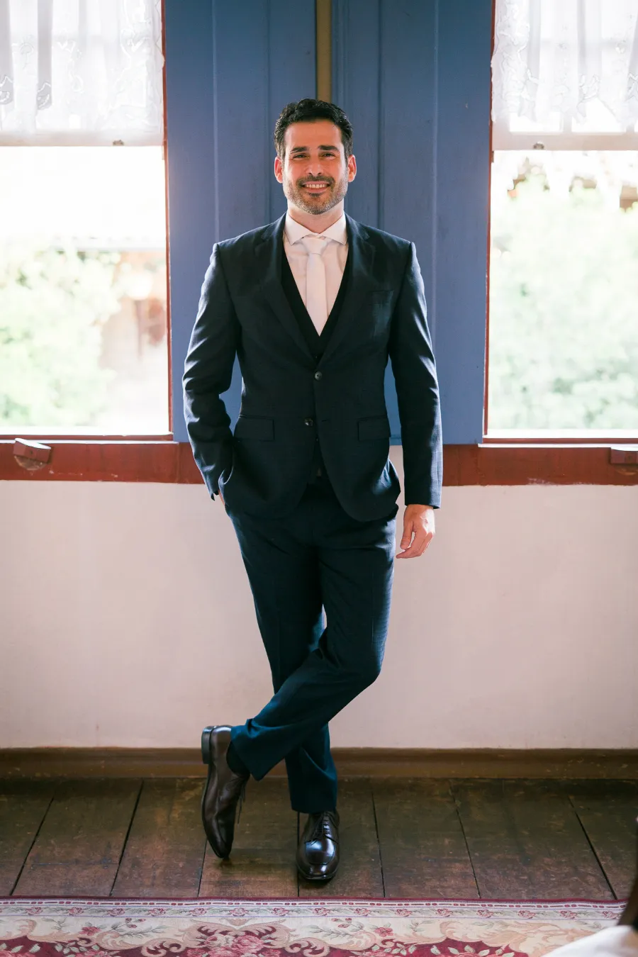 noivo com tenro azul petroleo