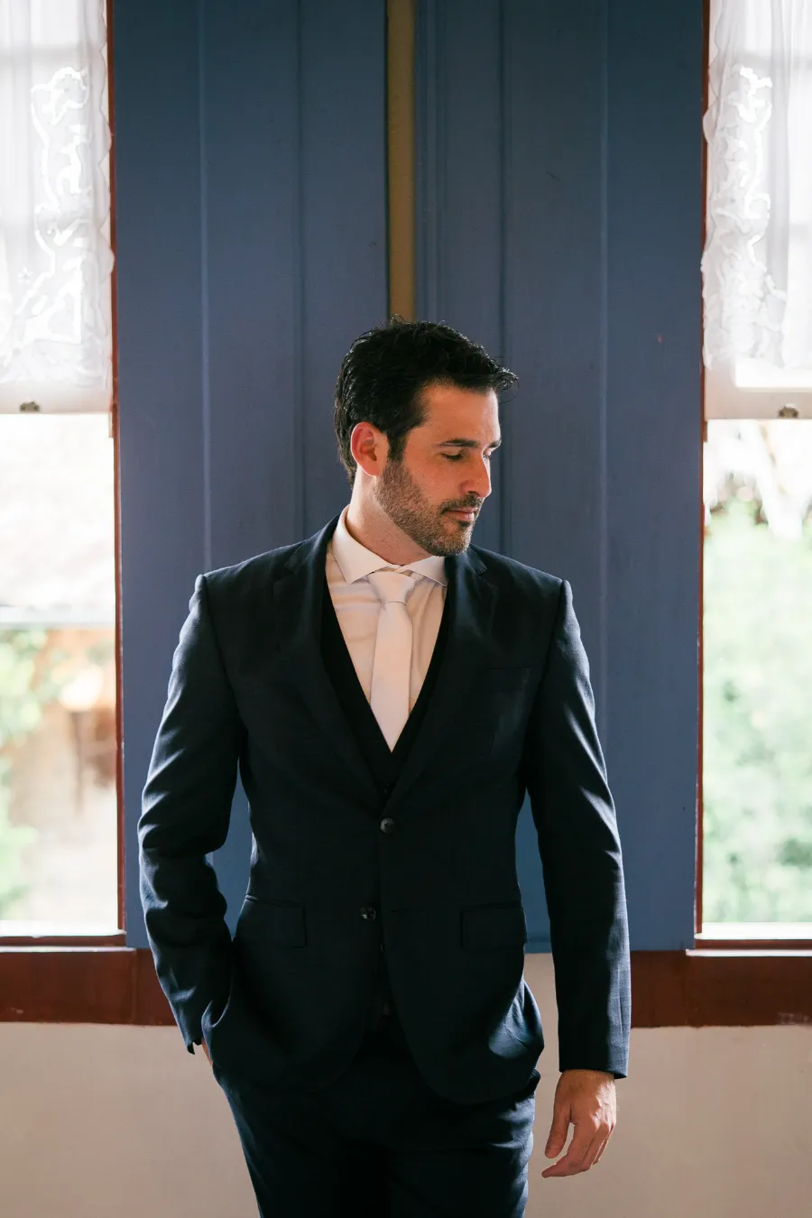 noivo com tenro azul petroleo