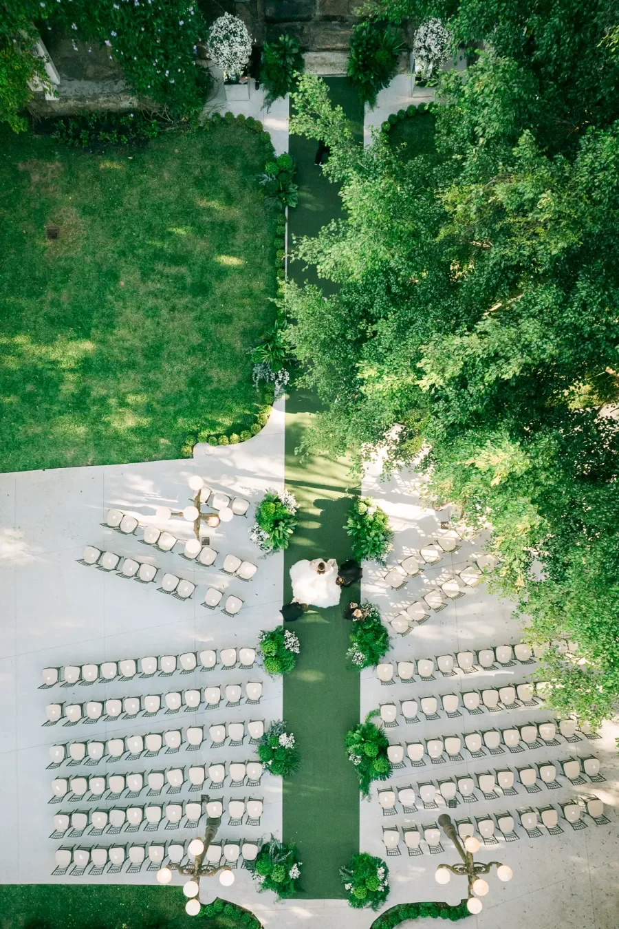 visão de cima de espaço decorado para casamento