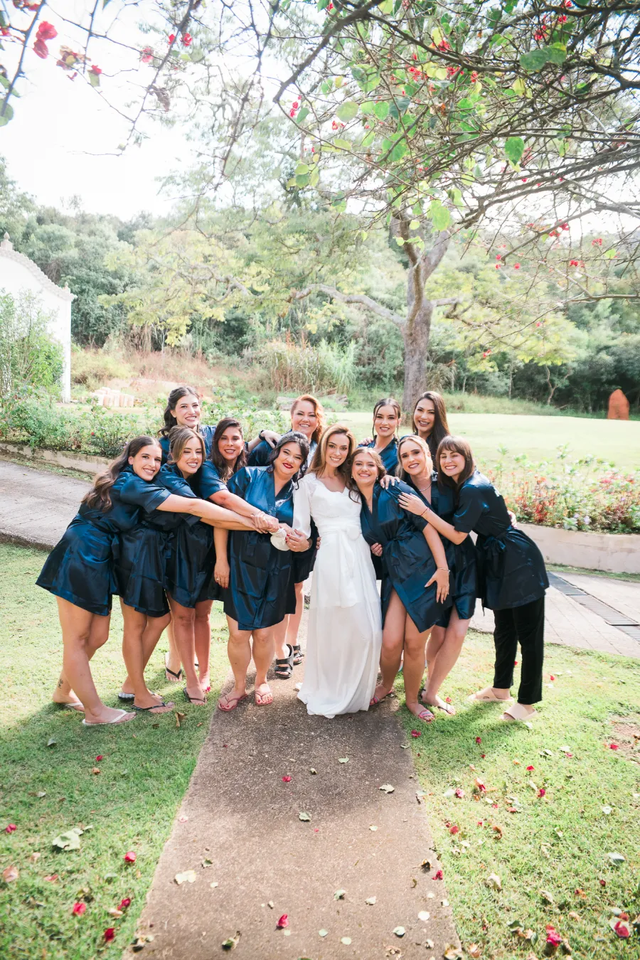 noiva ao lado de madrinhas de robe azul petroleo