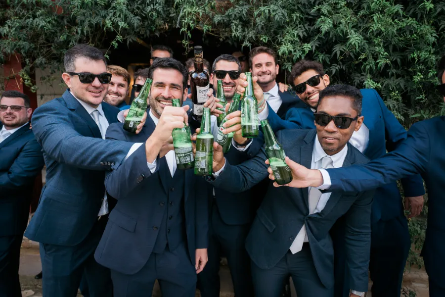 noivo e padrinhos brindando 