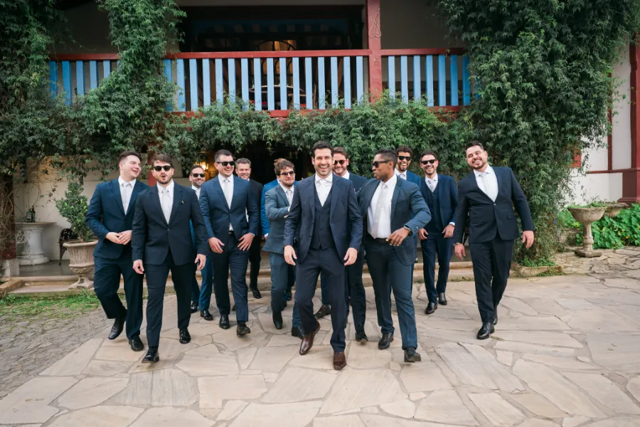 noivo ao lado de padrinhos de terno azul