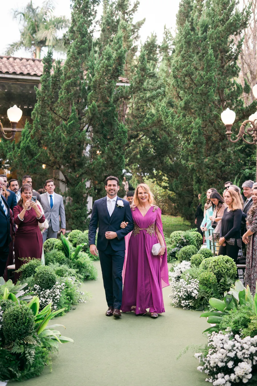 noivo com a mãe de vestido rosa