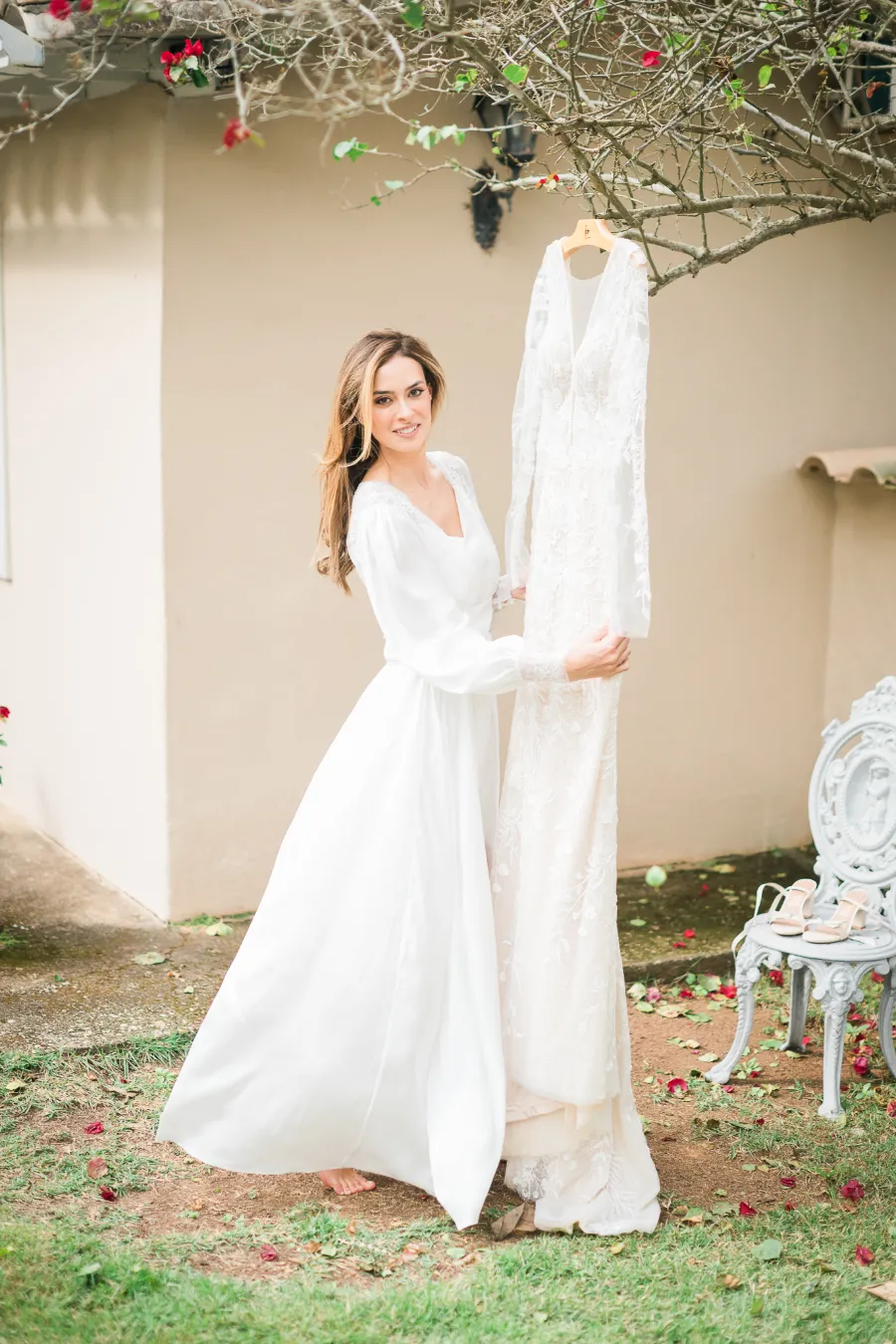 noiva segurando vestido de noiva