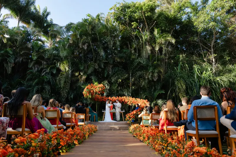 cerimônia de casamento ao ar livre em tons de laranja