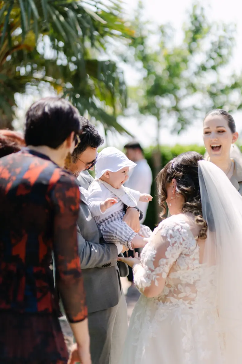 noiva brincando com bebê de colo