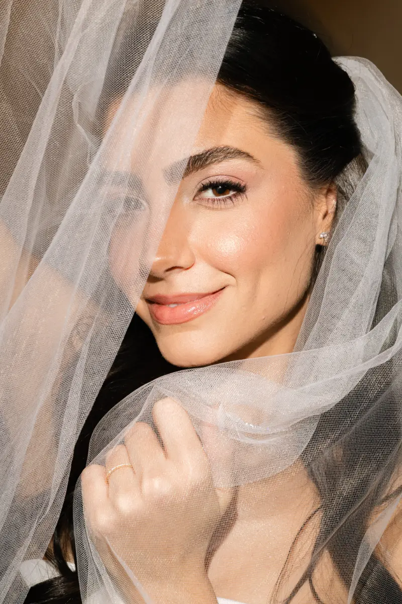 noiva de véu posando para foto