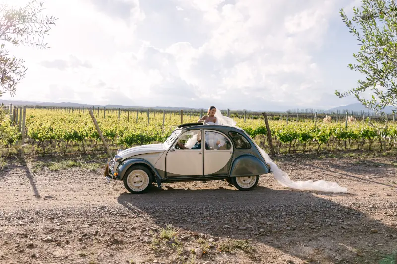 noiva em fusca antigo em vinícola