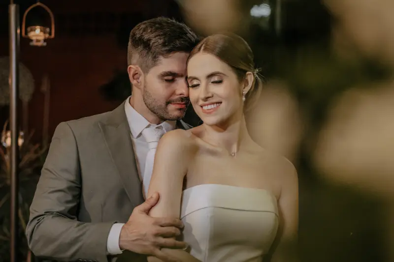 noivos abraçados para foto de Vinicius Barbaro Films