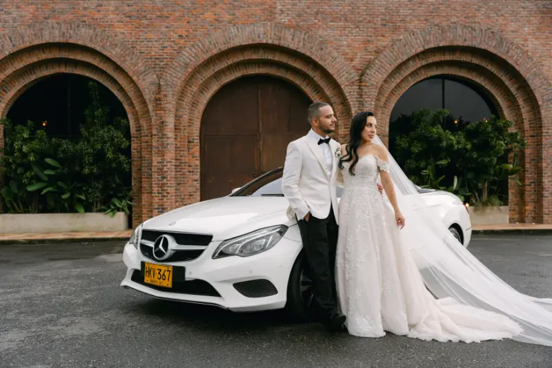 noivos em frente ao carro branco