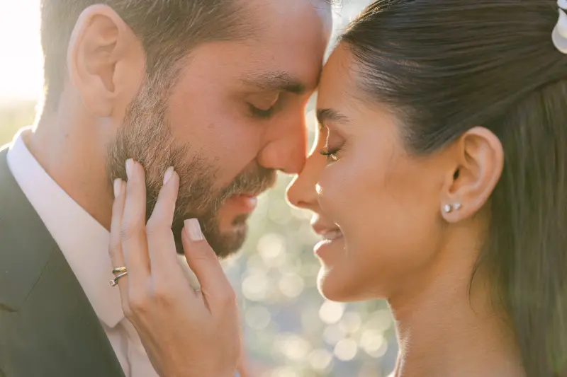 noivos juntos após o casamento em foto a luz natural