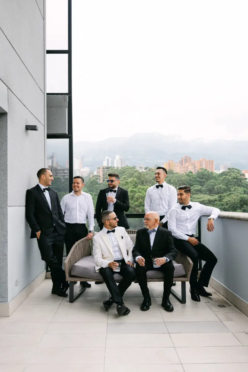 noivo com padrinhos em making of