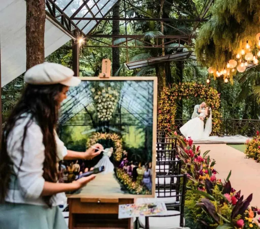 mulher pintando quadro