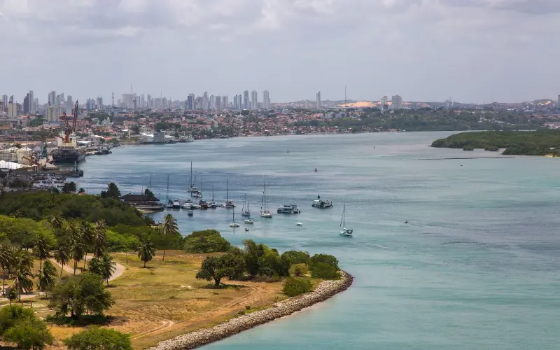 praia no rio Grande do Norte com barcos