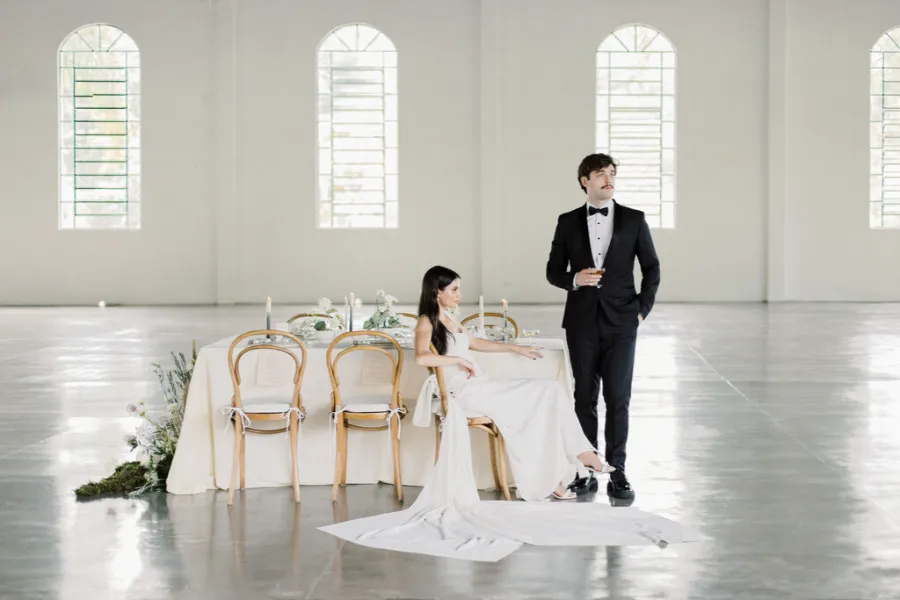 casal em salão para casamento