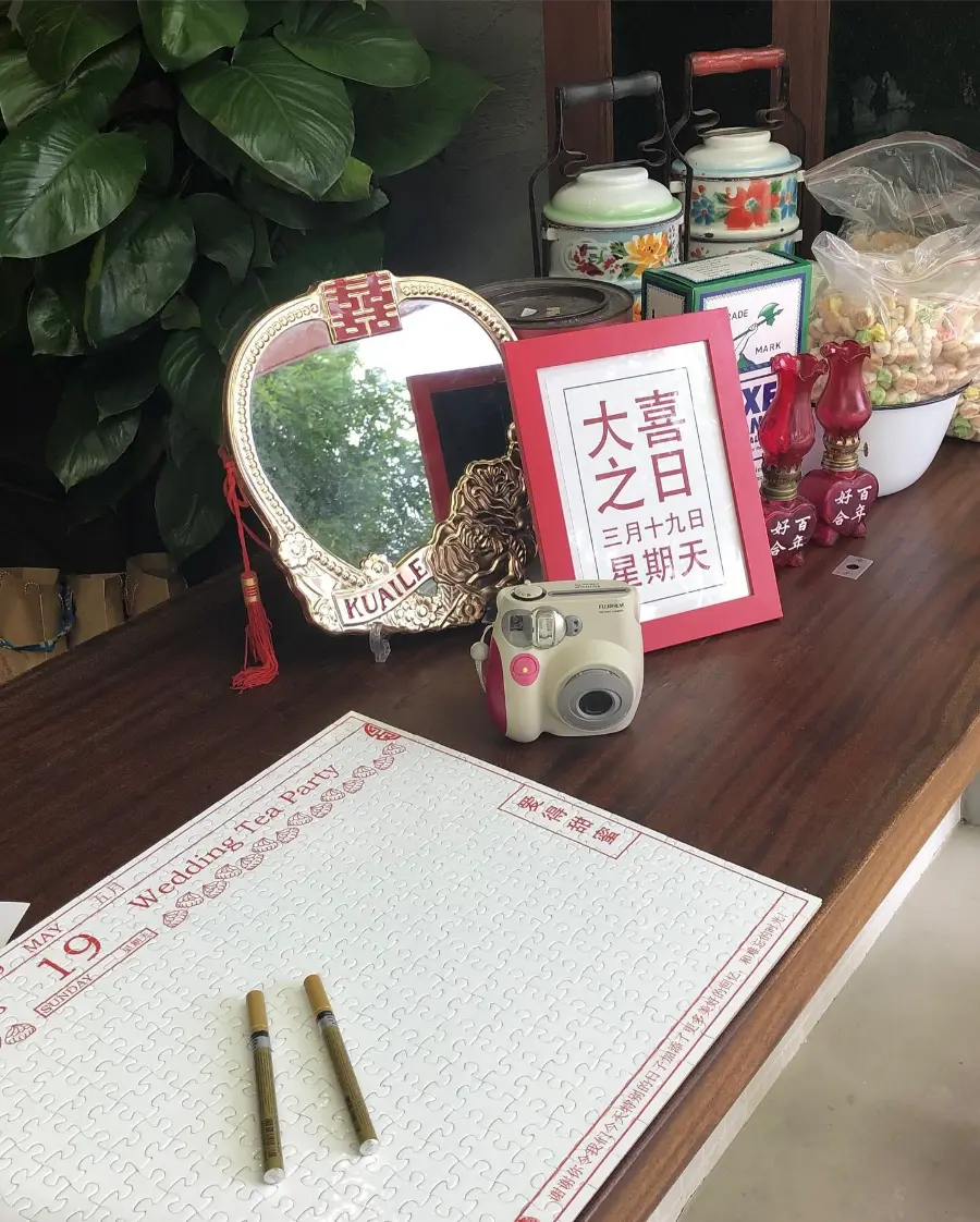 Quebra-cabeça branco colocado em mesa para convidados escreverem mensagens em casamento.