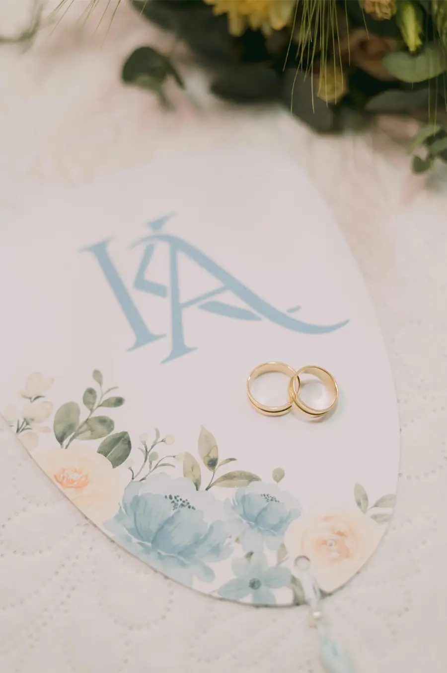 Cart&atilde;o branco com monograma azul e flores em aquarela.