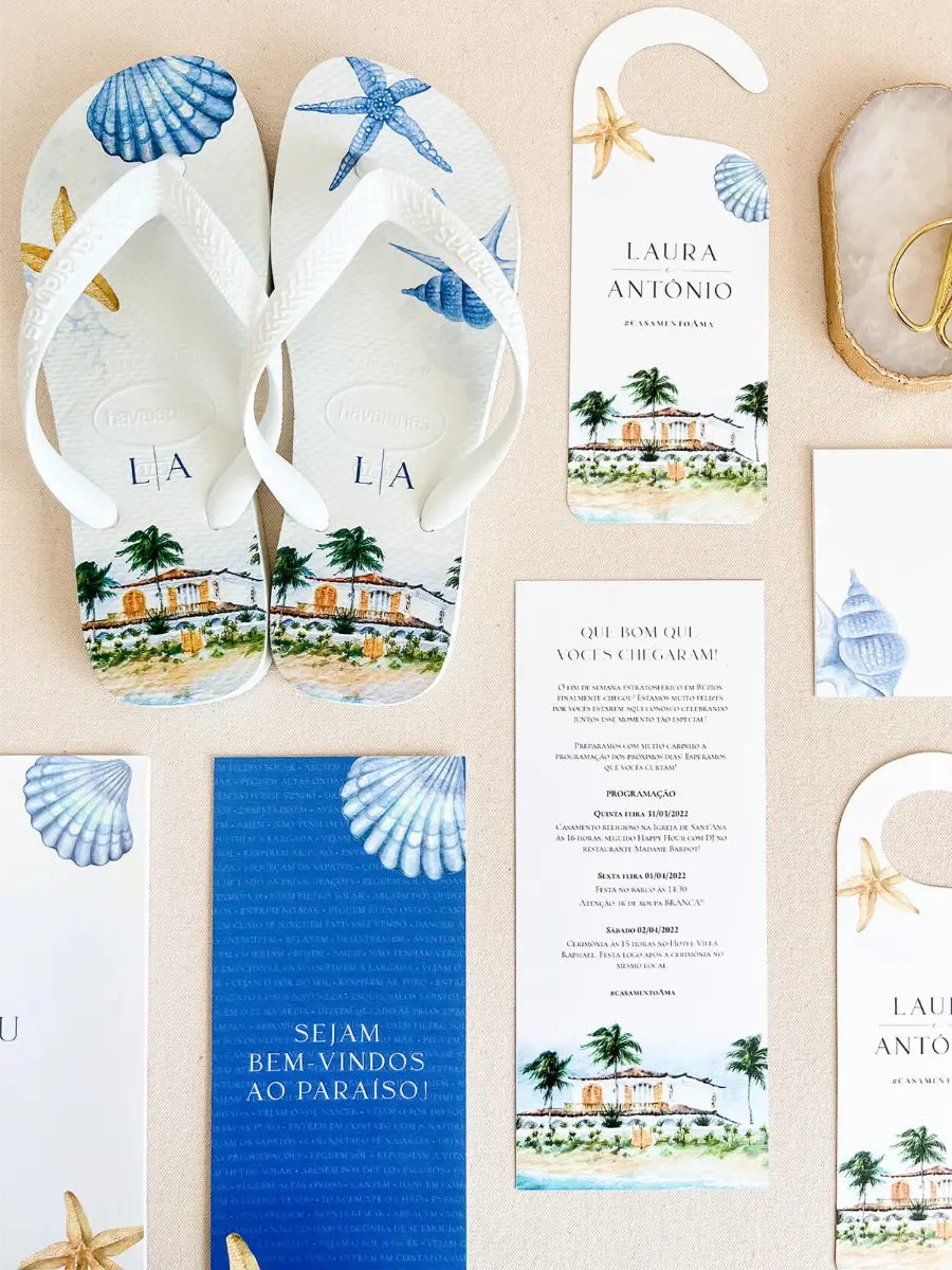 Kit de identidade visual de casamento tropical com convite, chinelos estampados, envelope e conchas decorativas.