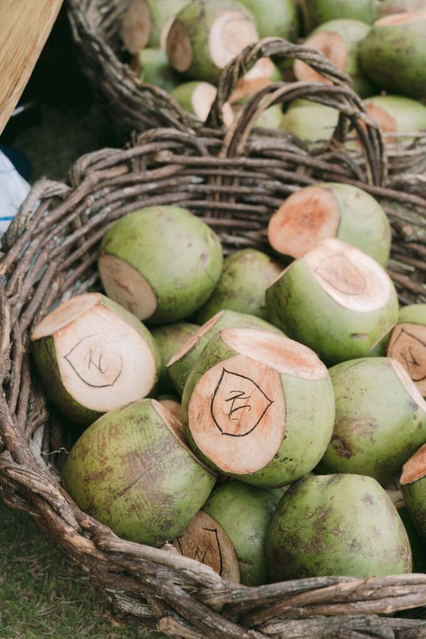 cocos verdes com monograma de casamento